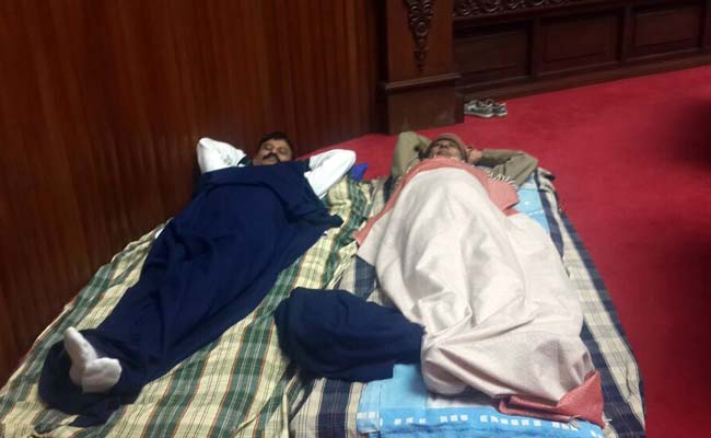 कर्नाटक : पुलिस अफसर के खुदकुशी मामले में विपक्षी विधायकों ने इस अनोखे अंदाज में जताया विरोध...