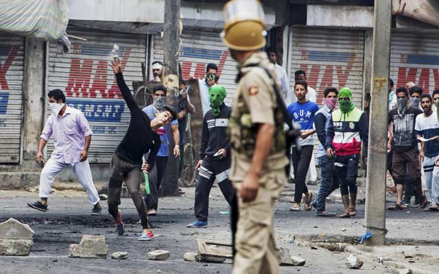 कश्मीर झड़प : हालात तनावग्रस्त, मरने वालों की संख्या 23 हुई, राजनाथ सिंह ने की उच्चस्तरीय मीटिंग