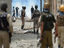 कश्मीर : संघर्ष में प्रदर्शनकारियों ने सीआरपीएफ जवान की राइफल छीनी कश्मीर : संघर्ष में प्रदर्शनकारियों ने सीआरपीएफ जवान की राइफल छीनी