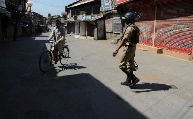 कश्मीर में चार जिलों में लौटी शांति, कर्फ्यू हटाया गया