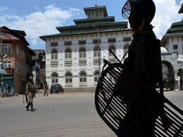 जम्मू कश्मीर : सुरक्षा बलों की फायरिंग में 3 लोगों की मौत; उमर अब्दुल्ला ने पीएम पर साधा निशाना जम्मू कश्मीर : सुरक्षा बलों की फायरिंग में 3 लोगों की मौत; उमर अब्दुल्ला ने पीएम पर साधा निशाना