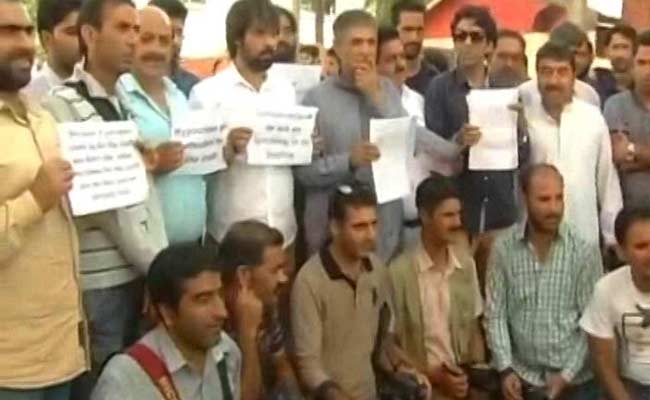 Despite Claims Of 'No Media Gag', Newspapers Stay Off Shelves In Kashmir