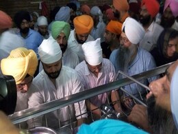 दिल्ली के मुख्यमंत्री अरविंद केजरीवाल ने स्वर्ण मंदिर में बर्तन धोकर सेवा दी, मैनिफेस्टो विवाद पर मांगी माफी दिल्ली के मुख्यमंत्री अरविंद केजरीवाल ने स्वर्ण मंदिर में बर्तन धोकर सेवा दी, मैनिफेस्टो विवाद पर मांगी माफी