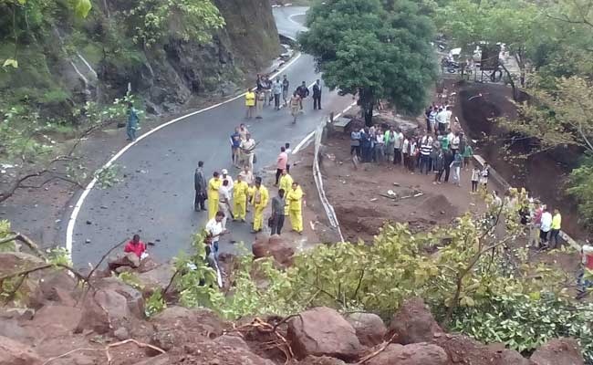 मुंबई को महाराष्‍ट्र के बाकी हिस्‍सों से जोड़ने वाला मालशेज मार्ग भूस्‍खलन के चलते बंद हुआ