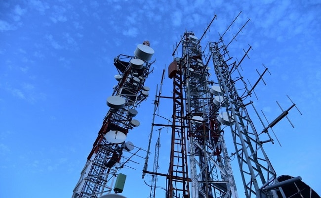 'No Scientific Data': Delhi High Court Rejects Plea Against Mobile Tower Installation