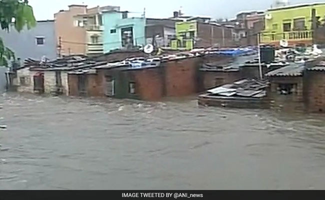 मध्य प्रदेश में बारिश का तांडव : नदियां उफ़ान पर, हजारों लोग सुरक्षित जगहों पर ले जाए गए