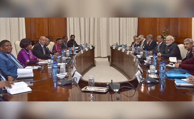 प्रिटोरिया में दक्षिण अफ्रीका के राष्ट्रपति जैकब जुमा से प्रधानमंत्री नरेंद्र मोदी ने की मुलाकात
