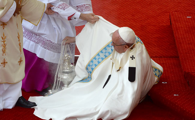 Pope Francis Misses Step And Falls During Mass, Escapes Injury