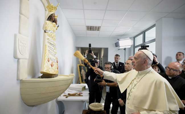 'Download A Good Heart' Pope Tells Youth As Tour Ends