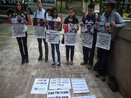 2 Dozen Chinese Relatives Of MH370 Passengers Stage Protest 2 Dozen Chinese Relatives Of MH370 Passengers Stage Protest
