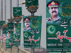 पाकिस्तान में रातोंरात लगे बैनरों में सेना प्रमुख से मार्शल लॉ लागू करने का आह्वान