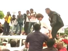 लखनऊ : कांग्रेस के रोड शो के दौरान मंच टूटा, राज बब्बर और शीला दीक्षित को हल्की चोटें आई