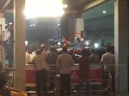 फिल्म कबाली की अपार सफलता के बीच सुपरस्टार रजनीकांत अमेरिका से स्वदेश लौटे फिल्म कबाली की अपार सफलता के बीच सुपरस्टार रजनीकांत अमेरिका से स्वदेश लौटे