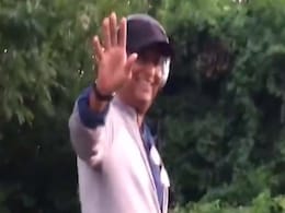 Amid Global <i>Kabali</i> Meltdown, Rajinikanth Spotted Strolling on US Street Amid Global <i>Kabali</i> Meltdown, Rajinikanth Spotted Strolling on US Street