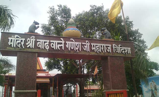 सीएम के 'बाढ़ वाले गणेश जी' चकाचक, पास के लोग बेहाल...