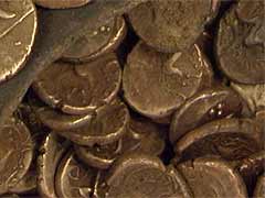 इस प्राचीन मंदिर में मिला मुगलकालीन खजाना, मिट्‌टी की कलश में भरे थे सोने-चांदी के सिक्के