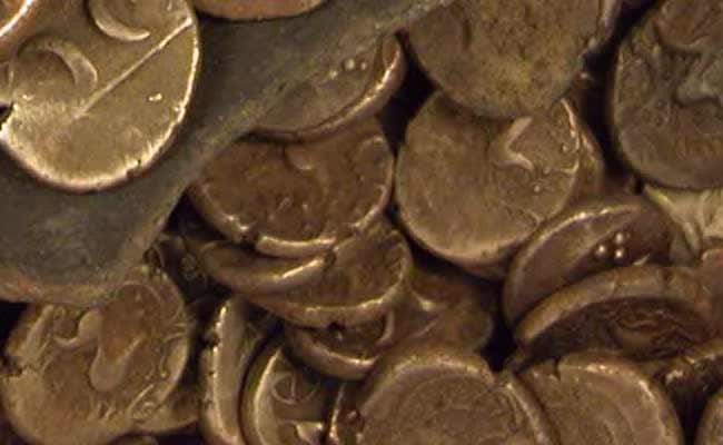 इस प्राचीन मंदिर में मिला मुगलकालीन खजाना, मिट्‌टी की कलश में भरे थे सोने-चांदी के सिक्के