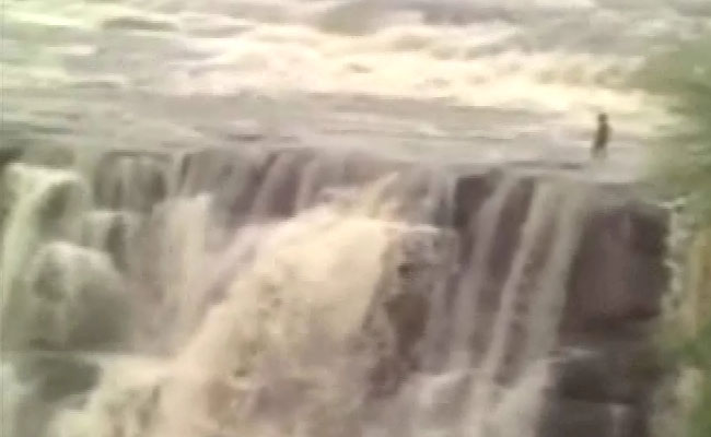 मध्यप्रदेश : रीवा में वॉटर फ़ॉल में फंसी ज़िंदगी, एक की डूबने से हो गई मौत