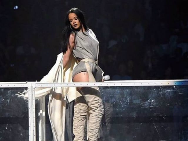 Hey You, Stop 'Catching Pokemons' at Rihanna's Concerts