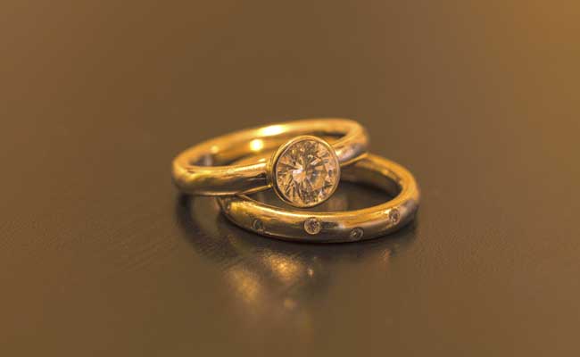 UK Couple Buys 5 Pounds Chair, Discover Diamond Jewellery Worth 5000 Pounds