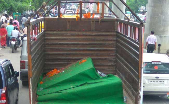 लखनऊ : कांग्रेस के रोड शो के दौरान मंच टूटा, राज बब्बर और शीला दीक्षित को हल्की चोटें आई