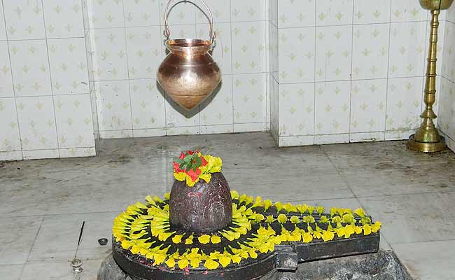 His 'Prayers Not Answered', UP Man Steals <i>Shivling</i> From Temple
