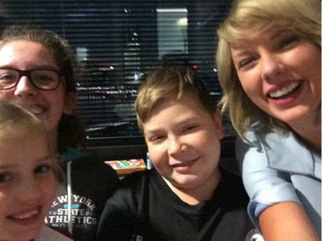 Taylor Swift Visits Children in Hospital