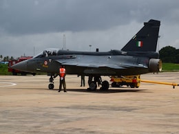 पहली बार 26 जनवरी की परेड में उड़ान भरेगा स्वेदशी लड़ाकू विमान 'तेजस' पहली बार 26 जनवरी की परेड में उड़ान भरेगा स्वेदशी लड़ाकू विमान 'तेजस'
