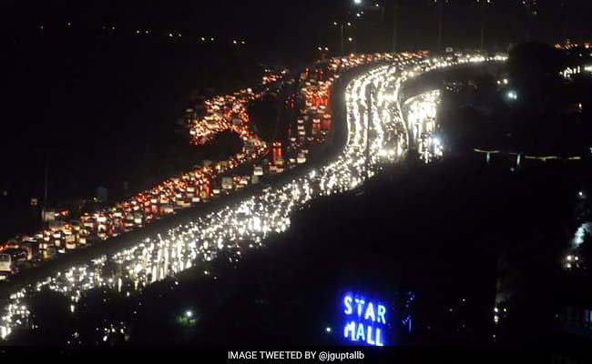 भारी बारिश के चलते गुड़गांव में लगा छह घंटे का जाम