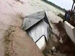 उफनती नदी में 13 घंटे बाढ़ के पानी में तैरने के बाद आखिरकार ऐसे बची बुजुर्ग महिला उफनती नदी में 13 घंटे बाढ़ के पानी में तैरने के बाद आखिरकार ऐसे बची बुजुर्ग महिला