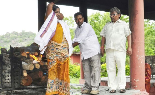 तेलंगाना : हिंदू बुजुर्ग की मौत के बाद पुत्र ने इनकार किया तो मुस्लिम महिला ने दी चिता को अग्‍नि