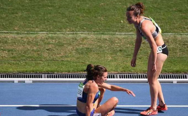 रियो ओलिंपिक: जब चोट लगने के बावजूद अमेरिकी धावक ने प्रतिद्वंद्वी रनर की मदद को बढ़ाया हाथ...