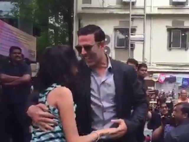 When Akshay Kumar Danced and Danced With an Overwhelmed Fan in Kolkata