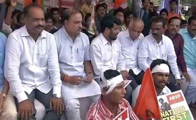 Minister Ananth Kumar Visits ABVP's Anti-Amnesty Protest In Bengaluru