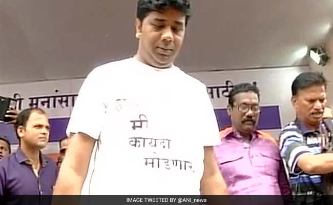 'मैं कानून तोड़ूंगा' राज ठाकरे के दही हांडी समारोह में टीशर्ट पर लिखा स्लोगन