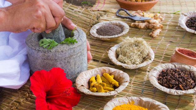 Ayurvedic Herbs and Spices: मौसमी बीमारियों से रहना है दूर तो इन आयुर्वेदिक चीजों का करें सेवन, शरीर रहेगा सेहतमंद Ayurvedic Herbs and Spices: मौसमी बीमारियों से रहना है दूर तो इन आयुर्वेदिक चीजों का करें सेवन, शरीर रहेगा सेहतमंद