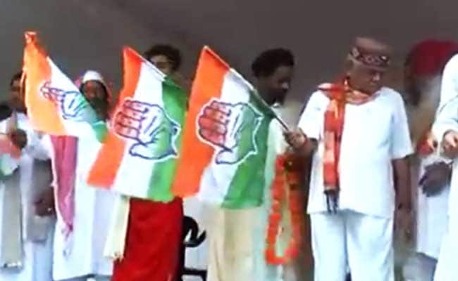 Senior BJP Leader Babulal Gaur Holds Congress Flag, Creates Flutter