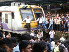 मुंबई : ट्रेनों के देरी से चलने से गुस्साए यात्रियों ने बदलापुर में किया 'रेल रोको' आंदोलन