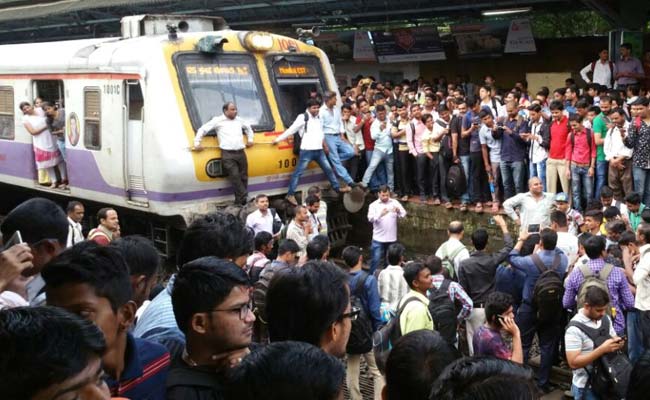 मुंबई : ट्रेनों के देरी से चलने से गुस्साए यात्रियों ने बदलापुर में किया 'रेल रोको' आंदोलन