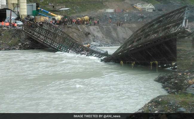 नदी में तेज बहाव के चलते रोहतांग सुरंग प्रोजेक्‍ट के निकट स्थित ब्रिज ढहा