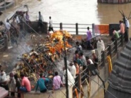 बनारस में घाटों के सीने तक आया गंगा का पानी, छतों पर हो रहा अंतिम संस्कार बनारस में घाटों के सीने तक आया गंगा का पानी, छतों पर हो रहा अंतिम संस्कार