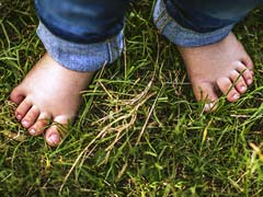 Benefits Of Barefoot Walking: नंगे पैर चलना सेहत के लिए कैसे फायदेमंद है? यहां जानें 5 जबरदस्त स्वास्थ्य लाभ