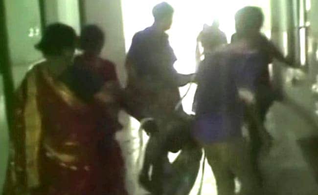 पश्चिम बंगाल : मुर्शिदाबाद अस्पताल में आग लगी, दो की मौत, कईयों के फंसे होने की आशंका