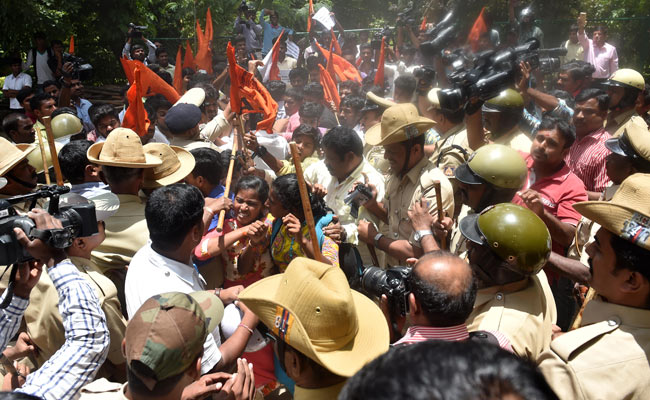 बेंगलुरु : पुलिस के लाठीचार्ज से एबीवीपी के 10 कार्यकर्ता घायल, आगजनी की कोशिश का आरोप