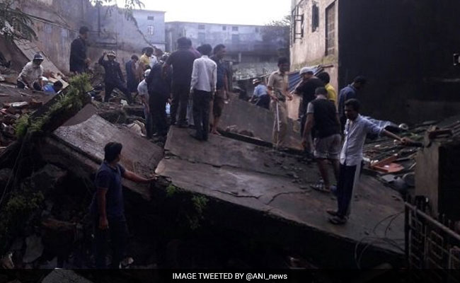 मुंबई से सटे भिवंडी में दो मंजिला इमारत गिरी, 2 लोगों की मौत
