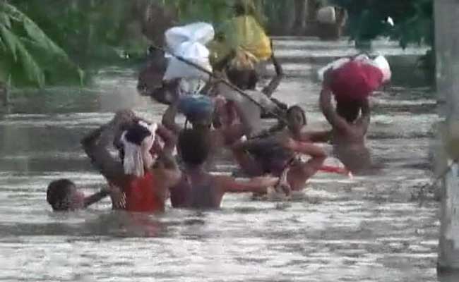 बिहार : सीएम नीतीश ने नदी किनारे रह रहे लोगों से राहत शिविरों में जाने की अपील की