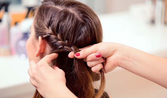 Curl Hair: Try These Five No-heat Methods To Style Your Hair At Home -  स्टाइलिंग टूल्स के बिना घर पर ही पाएं कर्ल हेयर, अपनाएं ये 5 टिप्स