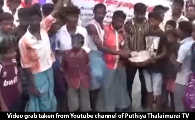 किसान पिता की मौत के बाद बेटे ने टांगा बैनर, रिश्वत के लिए पैसे जमा करने में मदद करें किसान पिता की मौत के बाद बेटे ने टांगा बैनर, रिश्वत के लिए पैसे जमा करने में मदद करें