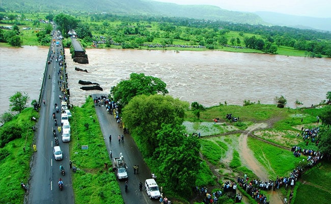 महाराष्ट्र : मुंबई-गोवा हाईवे पर ब्रिज बहने के बाद अब सभी पुराने पुलों को परखेगी सरकार