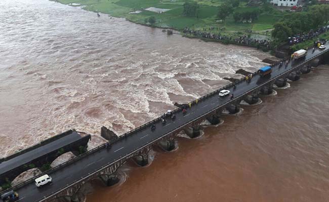 PHOTOS: रायगढ़ में ब्रिटिश काल का पुल गिरा, बसें और गाड़ियां बहीं